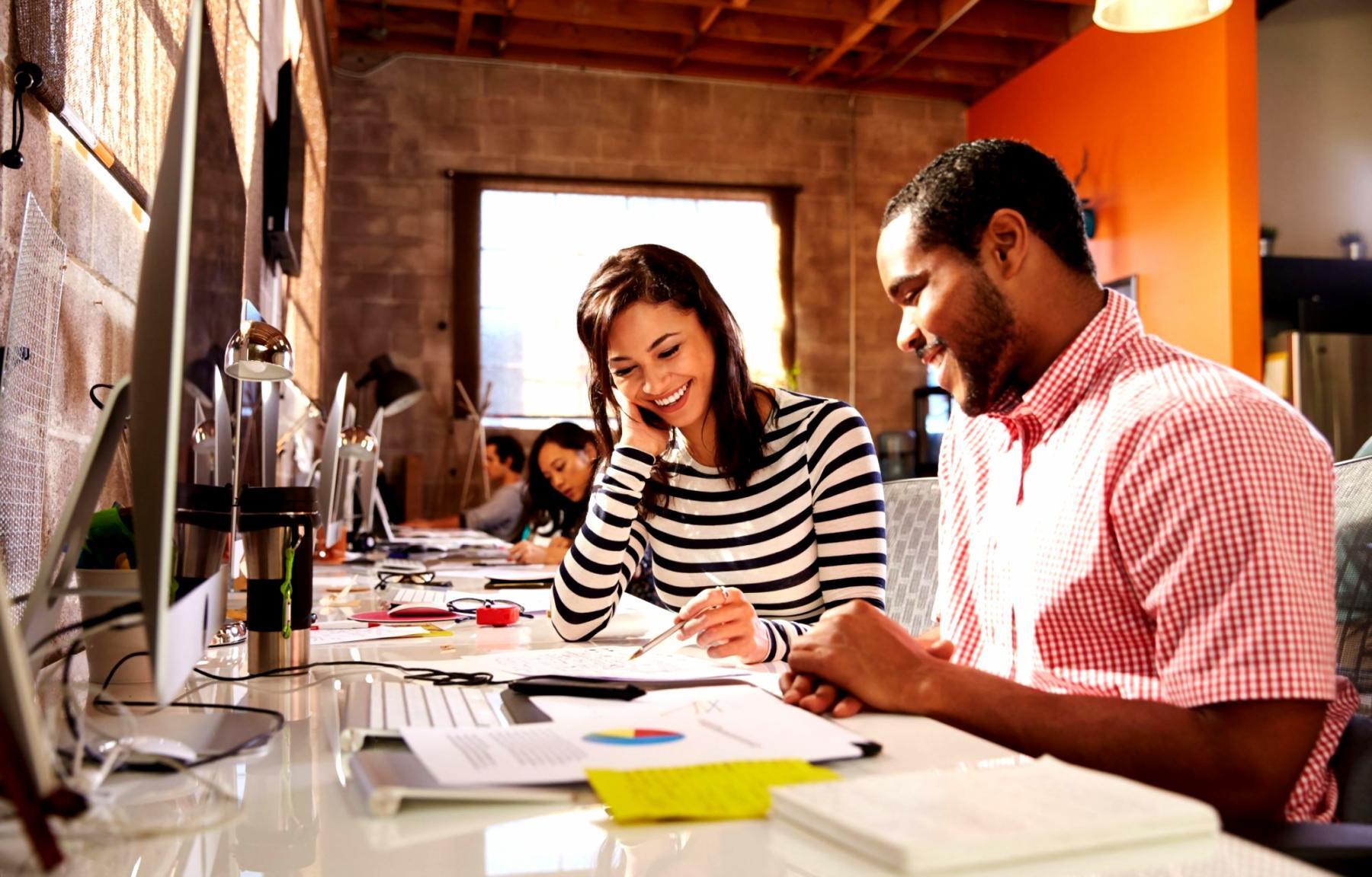 Materiais de planeamento de marketing organizados numa mesa de trabalho