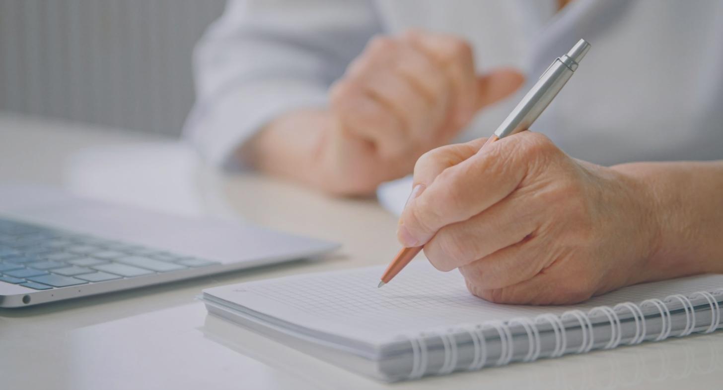 Ambiente de trabalho profissional com materiais de planeamento estratégico