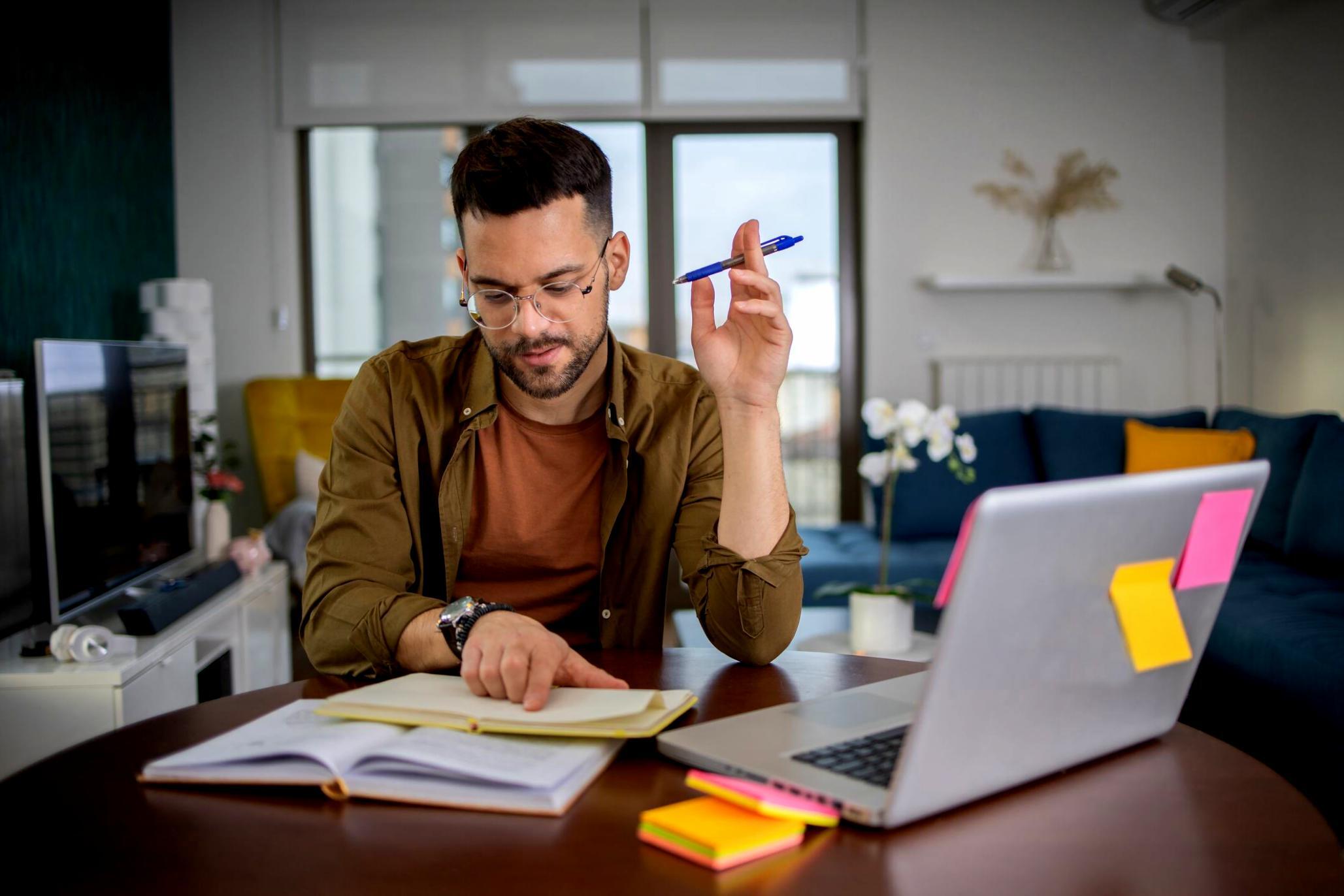 Ambiente de trabalho profissional com análise de estratégias de marketing