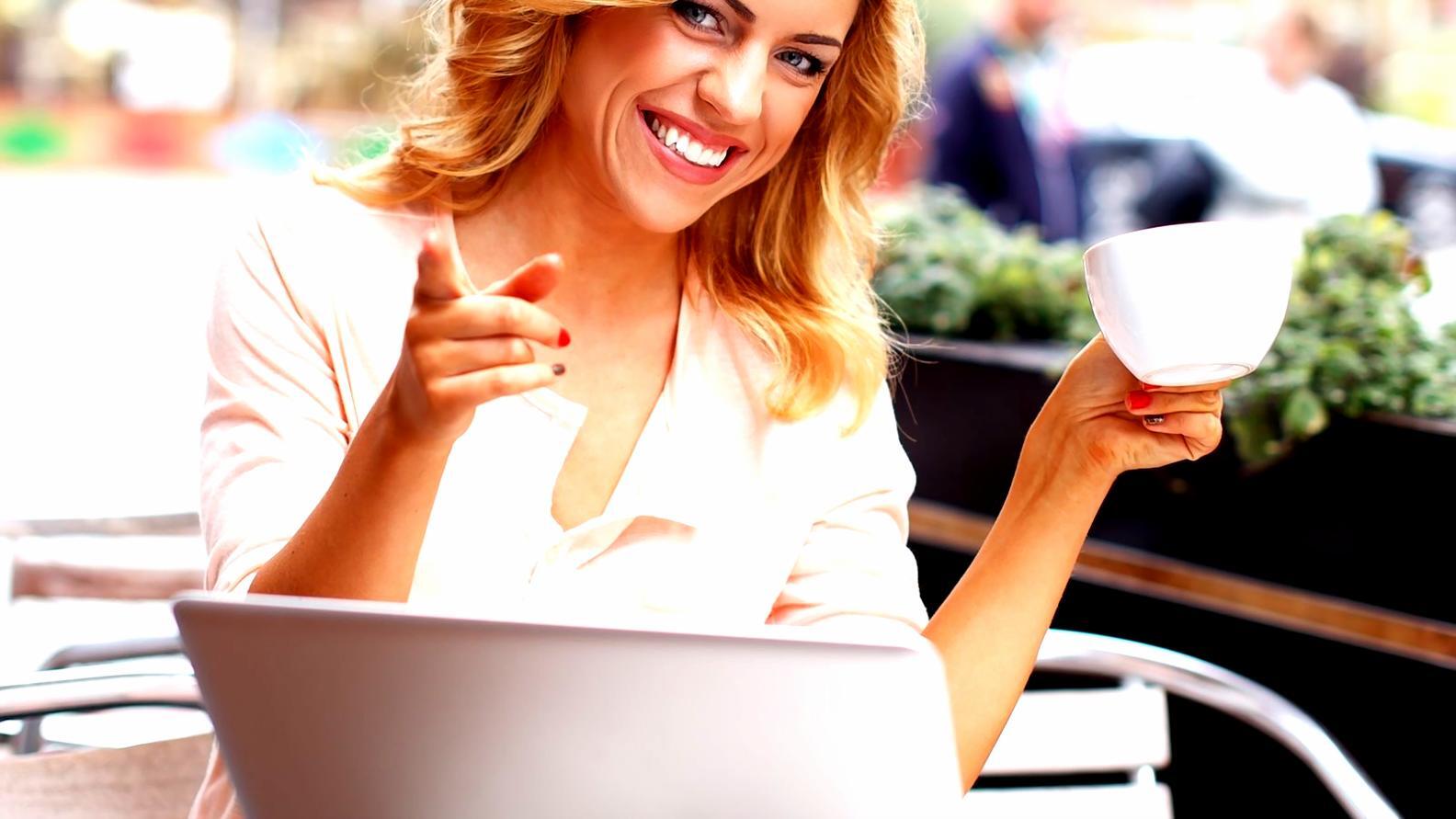Ambiente de trabalho colaborativo durante sessão de planeamento estratégico